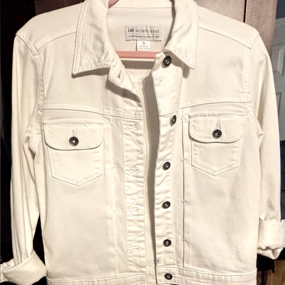 NWOT Lee modern series, white jean Jacket
6 Brads/2 front pockets durable wear